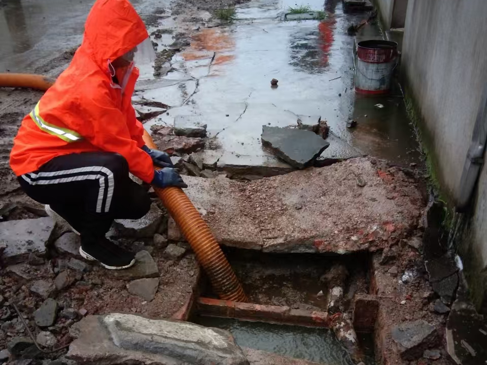 新政镇专业清理污水池 炜誉市政以规范流程守护城市 “肠道”