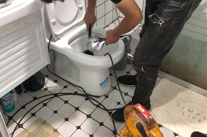 新政镇马桶堵塞自己疏通还是找师傅?专业上门服务让你省时更省心